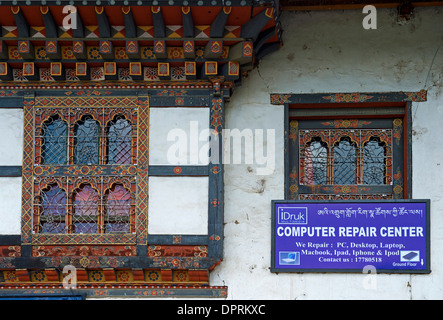 La riparazione di un computer center in un edificio di tipico stile Bhutanese,Thimphu Bhutan Foto Stock