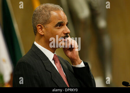 Apr 24, 2009 - Washington, Distretto di Columbia, Stati Uniti d'America - US Attorney General Eric Holder parla alla cerimonia del giuramento per l'Assistente procuratori generali presso il Dipartimento di Giustizia. (Credito Immagine: © James Berglie/ZUMA Press) Foto Stock