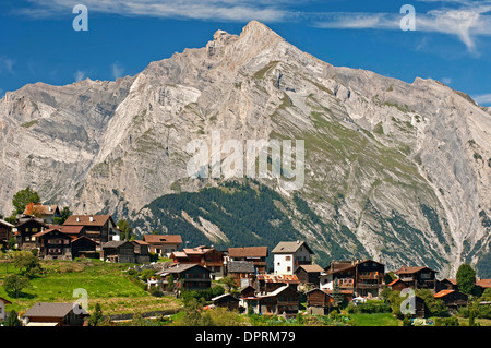 Nendaz sopra la Valle del Rodano, dietro il picco haut de Cry nelle Alpi Bernesi, Vallese, Svizzera Foto Stock