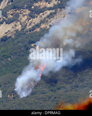 Maggio 05, 2009 - Santa Barbara, California, Stati Uniti d'America - 1:46 p.m. vicino Adams scuola. Jesusita fuoco dal 1400 Blocco di San Roque rd. Un vento-sfogliati wildfire distribuiti su 1.300 acri in Santa Barbara County, California, inizio Giovedì, costringendo 13.500 residenti a evacuare e distruggendo almeno 20 case. Un wildfire in Santa Barbara County, California è la masterizzazione high-end case mansion Foto Stock