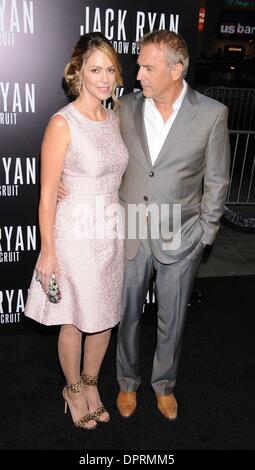 Los Angeles, California, USA. 15 gennaio, 2014. Jan 15, 2014 - Los Angeles, California, Stati Uniti d'America - attore/regista Kevin Costner, moglie Christine Baumgartner a Jack Ryan: Ombra reclutare Los Angeles Premiere tenutasi presso la leva TCL Chinese Theatre, Hollywood. Credito: Paolo Fenton/ZUMAPRESS.com/Alamy Live News Foto Stock