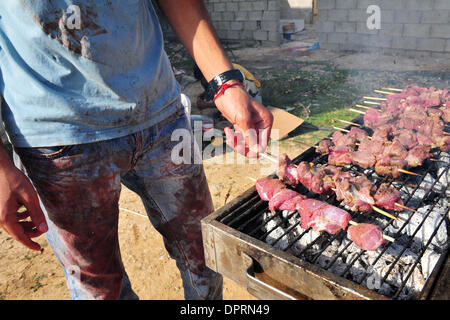 Dic 08, 2008 - Rahat, Israele - una famiglia di Beduini in Lakiya, Israele celebrare Eid al-Adha da sacrificare un agnello. Eid al-Adha o la festa del sacrificio è una festa religiosa celebrata dai musulmani e drusi in tutto il mondo in commemorazione della volontà di Abramo al sacrificio di suo figlio come un atto di obbedienza a Dio. Oggi in tutto il mondo i musulmani che hanno i mezzi per, il sacrificio di un Foto Stock