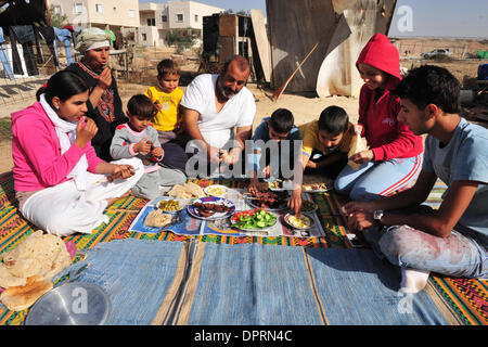 Dic 08, 2008 - Rahat, Israele - una famiglia di Beduini in Lakiya, Israele celebrare Eid al-Adha da sacrificare un agnello. Eid al-Adha o la festa del sacrificio è una festa religiosa celebrata dai musulmani e drusi in tutto il mondo in commemorazione della volontà di Abramo al sacrificio di suo figlio come un atto di obbedienza a Dio. Oggi in tutto il mondo i musulmani che hanno i mezzi per, il sacrificio di un Foto Stock