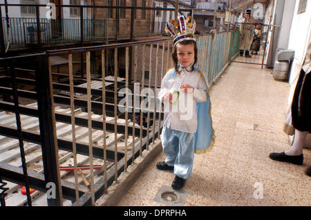 Dic 31, 2008 - Gerusalemme, Israele - celebra la festa ebraica Purim nel complesso Mea Shearim quartiere, Gerusalemme, Israele mercoledì 15 marzo 2006. (Credito Immagine: © Rafael Ben-Ari/camaleonti occhio/ZUMA Press) Foto Stock