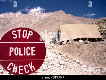 Jan 03, 2009 - Tibet, India - un controllo di polizia il punto in montagna himalayana vicino al Tibet. Il Tibet è stato ancora una volta un regno indipendente ma oggi è parte della Repubblica Popolare Cinese (PRC) mentre una piccola parte è controllata da India. (Credito Immagine: © Rafael Ben-Ari/camaleonti occhio/ZUMA Premere) Restrizioni: data e posizione esatta sconosciuto! Foto Stock