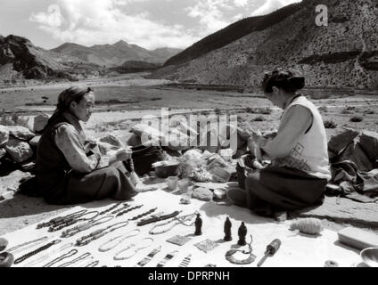 Jan 03, 2009 - Tibet, India - Il popolo nepalese dalla montagna himalayana. Il Nepal è un paese senza sbocco sul mare è Asia del Sud confina con Cina e India. L'Himalaya Mountain Range corre attraverso il Nepal è a nord e a ovest con otto del mondo dieci montagne più alte entro i suoi confini. (Credito Immagine: © Rafael Ben-Ari/camaleonti occhio/ZUMA Premere) Restrizioni: data e posizione esatta Unkno Foto Stock