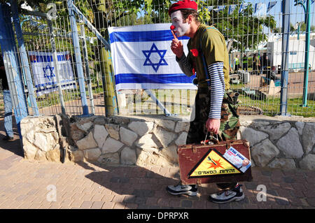 Jan 07, 2009 - Israele - un clown intrattiene i bambini nella regione meridionale di Israele mentre in piedi accanto a una bandiera israeliana, uno dei molti che sono attualmente appeso ovunque in Israele per il patriottismo. I bambini nel sud di Israele entro un 40km di raggio della striscia di Gaza non possono andare a scuola e che vivono in rifugi di bomba. I bambini sono intrattenuti da parte dell'esercito israeliano, bande, animatori e policy Foto Stock