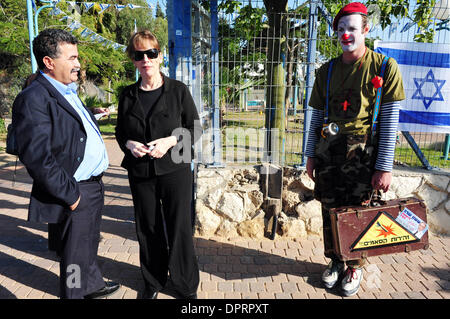 Jan 07, 2009 - Israele - i politici israeliani Amir Peretz e Limor Livnat sono presso il comitato israeliano per gli affari esteri e la sicurezza in Sderot e Ashkelon per valutare la situazione nel corso del razzo pesante fuoco nella città e la fusione in piombo il funzionamento nella striscia di Gaza. Un clown intrattiene i bambini nella regione meridionale di Israele mentre in piedi accanto a una bandiera israeliana, uno dei molti che sono attualmente hun Foto Stock