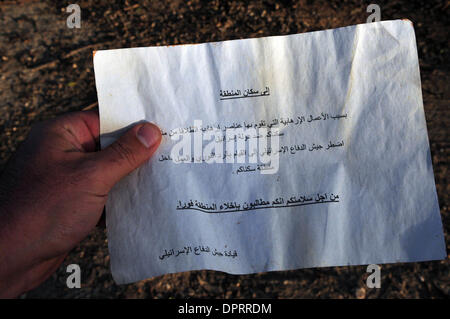 Jan 11, 2009 - Gaza Israele frontiera, Israele - un opuscolo che è stato buttato fuori da una forza aerea israeliana piano al di sopra della striscia di Gaza, legge "Si prega di evacuare la vostra casa e non cooperano con i terroristi di Hamas o altrimenti vi sarà un bersaglio anche." l'IAF continua a target di Hamas nella Striscia di Gaza di Domenica, 11 gennaio 2009. Durante la notte il sabato, IAF aeromobile bombardato oltre 60 obiettivi di Hamas a Gaza, ho Foto Stock