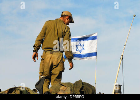 Jan 13, 2009 - Israele - Israele soldati dell esercito preparatevi ad entrare nella striscia di Gaza per rinnovare le forze sul confine Gaza-Israel. Israele Defence Force (IDF) truppe ha iniziato a intermittenza più vicino alla città di Gaza, una indicazione della crescente intensità di operazione piombo fuso. Militanti palestinesi continuavano a sparare razzi in Israele sud. Nel frattempo la IDF ha aperto il quotidiano corridoio umanitario tra 9 Foto Stock