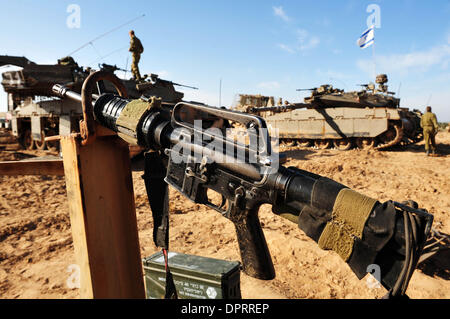 Jan 13, 2009 - Israele - Israele soldati dell esercito preparatevi ad entrare nella striscia di Gaza per rinnovare le forze sul confine Gaza-Israel. Israele Defence Force (IDF) truppe ha iniziato a intermittenza più vicino alla città di Gaza, una indicazione della crescente intensità di operazione piombo fuso. Militanti palestinesi continuavano a sparare razzi in Israele sud. Nel frattempo la IDF ha aperto il quotidiano corridoio umanitario tra 9 Foto Stock