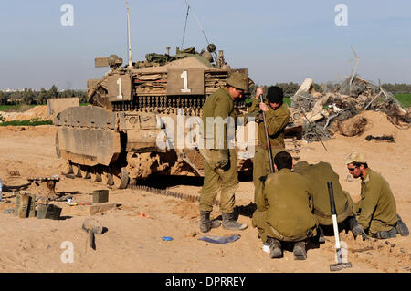 Jan 13, 2009 - Israele - Israele soldati dell esercito preparatevi ad entrare nella striscia di Gaza per rinnovare le forze sul confine Gaza-Israel. Israele Defence Force (IDF) truppe ha iniziato a intermittenza più vicino alla città di Gaza, una indicazione della crescente intensità di operazione piombo fuso. Militanti palestinesi continuavano a sparare razzi in Israele sud. Nel frattempo la IDF ha aperto il quotidiano corridoio umanitario tra 9 Foto Stock