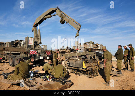 Jan 13, 2009 - Israele - Israele soldati dell esercito preparatevi ad entrare nella striscia di Gaza per rinnovare le forze sul confine Gaza-Israel. Israele Defence Force (IDF) truppe ha iniziato a intermittenza più vicino alla città di Gaza, una indicazione della crescente intensità di operazione piombo fuso. Militanti palestinesi continuavano a sparare razzi in Israele sud. Nel frattempo la IDF ha aperto il quotidiano corridoio umanitario tra 9 Foto Stock