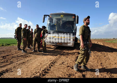 Jan 18, 2009 - Israele - soldati israeliani estrarre parzialmente da Gaza In Israele il 18 gennaio 2009, sia come Hamas e Israele annunciare separare di cessate il fuoco. Israele ha dichiarato il cessate il fuoco unilaterale nella sua 22-giorno funzionamento nella Striscia di Gaza di sabato. Domenica, Hamas ha annunciato la propria subordinata di cessate il fuoco, dando Israele 7 giorni per recedere dall'enclave. (Credito Immagine: © Rafa Foto Stock