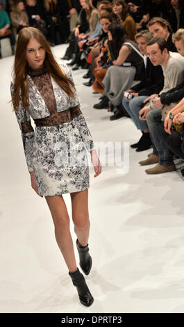 Berlino, Germania. 15 gennaio, 2014. Un modello presenta una creazione da Lala Berlin al Mercedes-Benz della settimana della moda a Berlino, Germania, 15 gennaio 2014. Creazioni del 2014/15 collezione autunno/inverno vengono presentate alla settimana della moda di Berlino. Foto: MARC TIRL/dpa/Alamy Live News Foto Stock