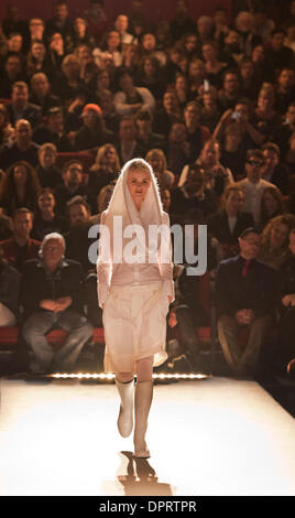 Berlino, Germania. 15 gennaio, 2014. Un modello presenta una creazione da Esther Perbandt alla settimana della moda di Berlino a Berlino, Germania, 15 gennaio 2014. Creazioni del 2014/15 collezione autunno/inverno vengono presentate alla settimana della moda di Berlino. Foto: BERND VON JUTRCZENKA/dpa/Alamy Live News Foto Stock