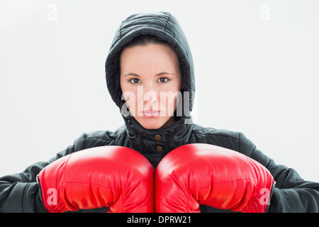 Bella giovane donna nel cofano e red guantoni da pugilato Foto Stock