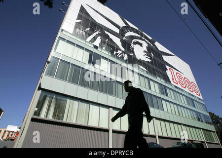 Feb 12, 2009 - Los Angeles, California, Stati Uniti d'America - La supergraphics che coprono i fianchi degli edifici nella città di Los Angeles. Los Angeles fire gli ispettori hanno detto che hanno ordinato i proprietari di quasi 20 edifici per rimuovere supergraphics dall'esterno delle loro proprietà. (Credito Immagine: © Ringo Chiu/ZUMA Press) Foto Stock