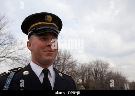 Febbraio 26, 2009 - Base comune Myer-Henderson Hall, Virginia, Stati Uniti - Ritratto di specialista MICHAEL vino del cassettone plotone, al di fuori delle stalle per cavalli prima di un giorno di missioni presso il Cimitero Nazionale di Arlington. .(Immagine di credito: © Kate Karwan Burgess/ZUMAPRESS.com) Foto Stock