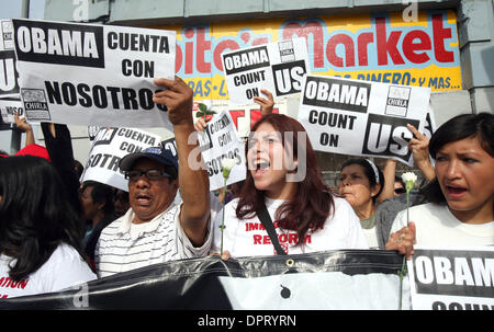 Mar 19, 2009 - Los Angeles, California, Stati Uniti d'America - Immigrazione manifestanti dimostrare al di fuori del Miguel Contreras complesso di apprendimento prima che il Presidente Obama l'arrivo a Los Angeles il 19 marzo 2009. (Credito Immagine: © Ringo Chiu/ZUMA Press) Foto Stock