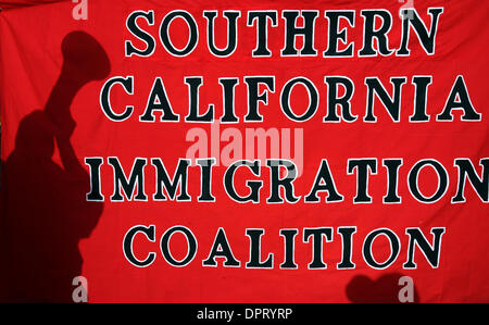 Mar 19, 2009 - Los Angeles, California, Stati Uniti d'America - Immigrazione manifestanti dimostrare al di fuori del Miguel Contreras complesso di apprendimento prima che il Presidente Obama l'arrivo a Los Angeles il 19 marzo 2009. (Credito Immagine: © Ringo Chiu/ZUMA Press) Foto Stock