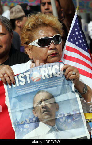 Mar 19, 2009 - Los Angeles, California, Stati Uniti d'America - Immigrazione manifestanti dimostrare al di fuori del Miguel Contreras complesso di apprendimento prima che il Presidente Obama l'arrivo a Los Angeles il 19 marzo 2009. (Credito Immagine: © Ringo Chiu/ZUMA Press) Foto Stock