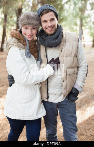 Allegro giovane in abbigliamento invernale nel bosco Foto Stock