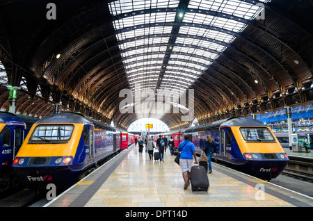 La stazione Paddington di Londra con il suo grande tetto curvo e treni ad alta velocità Foto Stock