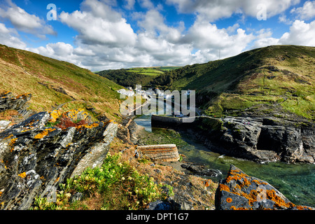 Vista verso la ripida Valle unilaterale di Boscastle e ingresso del porto Foto Stock