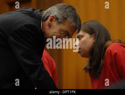 Attorney Keith Arthur si consulta con il suo cliente Kelly Layne Lau come ella fa la sua prima apparizione in tribunale con Michael Schumacher di Lutero sul dipartimento 35 al San Joaquin County Courthouse Superior a Stockton, in California, giovedì 4 dicembre 2008. Lau e Schumacher sono accusati di partecipazione di un adolescente captive per l'anno passato in casa loro a Tracy. (Susan Tripp Pollard/personale Foto Stock