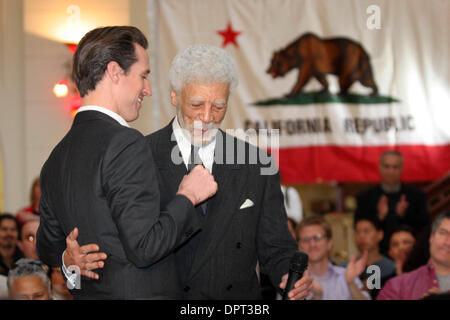 San Francisco sindaco e le prospettive per il futuro governatore della California Gavin Newsom, sinistra, è abbracciato dal sindaco di Oakland Ron Dellums come Newsom viene introdotto durante la contea di Alameda conversazione su California's evento futuro della Rotunda edificio di Oakland, California, martedì 10 marzo, 2009. (Ray Chavez/personale) Foto Stock