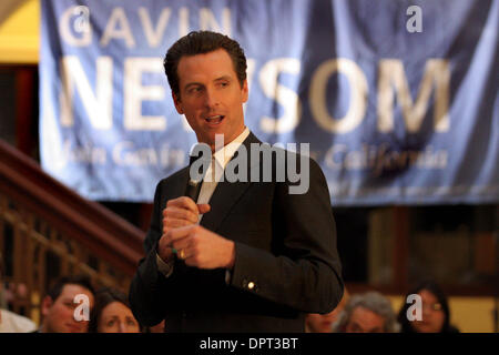 San Francisco sindaco e le prospettive per il futuro governatore della California Gavin Newsom colloqui durante la contea di Alameda conversazione su California's evento futuro della Rotunda edificio di Oakland, California, martedì 10 marzo, 2009. (Ray Chavez/personale) Foto Stock