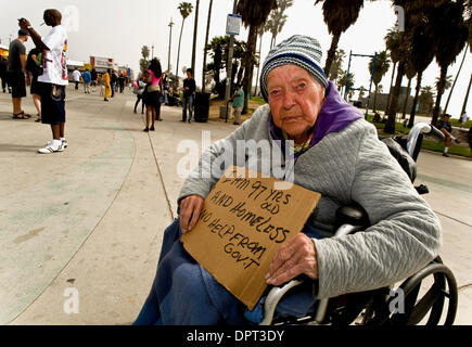 Mar 18, 2009 - Venezia, California, Stati Uniti d'America - BESSIE M BERGER, chi dorme in un auto con suo figlio, cerca i contributi provenienti da sconosciuti per aiutarla a comprare il cibo. Essere colpito fino a cambiamento di ricambio dei senzatetto è a malincuore ha accolto parte dell'esperienza sulla spiaggia per la folla di gente del posto e i turisti che affollano la Venezia e Santa Monica passerelle. Tuttavia, la recessione economica ha azionamento Foto Stock