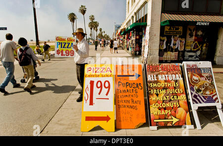 Mar 18, 2009 - Venezia, California, Stati Uniti d'America - MARC BOURON, senzatetto per circa otto anni, guadagna $20 al giorno per il contenimento di un cartello pubblicitario. Essere colpito fino a cambiamento di ricambio dei senzatetto è a malincuore ha accolto parte dell'esperienza sulla spiaggia per la folla di gente del posto e i turisti che affollano la Venezia e Santa Monica passerelle. Tuttavia la recessione economica ha guidato fino al num Foto Stock