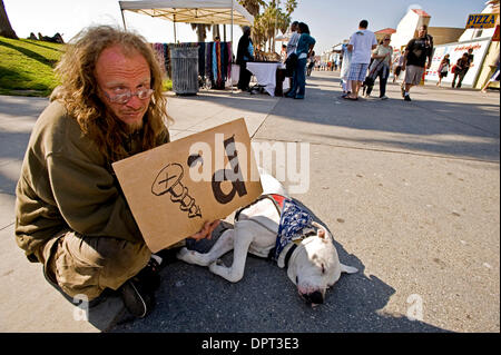 Mar 18, 2009 - Venezia, California, Stati Uniti d'America - BLIND DAVE riassume ciò che è come essere un senzatetto in America. Essere colpito fino a cambiamento di ricambio dei senzatetto è a malincuore ha accolto parte dell'esperienza sulla spiaggia per la folla di gente del posto e i turisti che affollano la Venezia e Santa Monica passerelle. Tuttavia la recessione economica ha guidato fino al numero di senzatetto sulla spiaggia, e Foto Stock