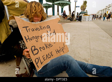 Mar 18, 2009 - Venezia, California, Stati Uniti d'America - un reticente e criptico di giovane donna che chiama se stessa "la verità" attende l occorrente per 'viaggio a nord.' essere colpito fino a cambiamento di ricambio dei senzatetto è a malincuore ha accolto parte dell'esperienza sulla spiaggia per la folla di gente del posto e i turisti che affollano la Venezia e Santa Monica passerelle. Tuttavia, la recessione economica ha guidato di u Foto Stock