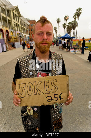 Mar 18, 2009 - Venezia, California, Stati Uniti d'America - CAMERON YAZELL, con un repetoire di alcuni 50 semplice scherzi, opere per i trimestri in Venice Boardwalk. Essere colpito fino a cambiamento di ricambio dei senzatetto è a malincuore ha accolto parte dell'esperienza sulla spiaggia per la folla di gente del posto e i turisti che affollano la Venezia e Santa Monica passerelle. Tuttavia la recessione economica ha guidato su t Foto Stock