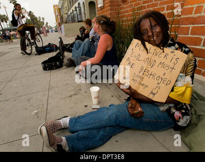 Mar 18, 2009 - Venezia, California, Stati Uniti d'America - GIGI MARIE DAVIS, un US Marine Corps veterano, visualizza un segno sardonica come le appende fuori in Venice Boardwalk. Essere colpito fino a cambiamento di ricambio dei senzatetto è a malincuore ha accolto parte dell'esperienza sulla spiaggia per la folla di gente del posto e i turisti che affollano la Venezia e Santa Monica passerelle. Tuttavia la recessione economica ha d Foto Stock