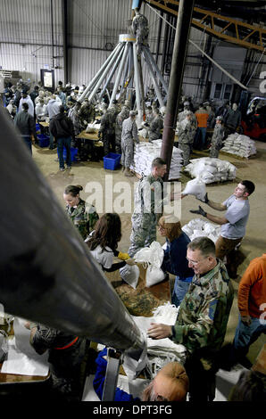 Mar 22, 2009 - Fargo, il Dakota del Nord, Stati Uniti d'America - North Dakota nazionale soldati di guardia mobilitate per aiutare a Fargo alluvione della lotta unisciti a volontari in circa l'orologio contrappeso sito di produzione sabato. Città Director Enterprise Bruce Grubb dice egli spera due contrappeso 'spiders' (nella foto qui) insieme con altre apparecchiature può produrre un quarto di milione di sacchi di sabbia al giorno per raggiungere il necessario 1.5 milli Foto Stock