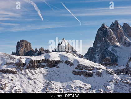 I Cadini di Misurina da nord in autunno, dopo la prima neve, con sentieri a getto; Dolomiti, nord Italia. Foto Stock