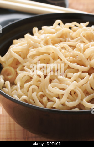 Spaghetti Ramen in lacca ciotole con bacchette Foto Stock