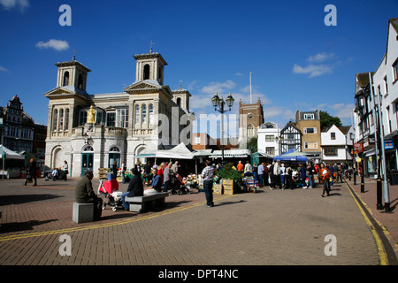 Antico Mercato accanto alla casa di mercato in luogo di mercato, Kingston upon Thames, Regno Unito Foto Stock