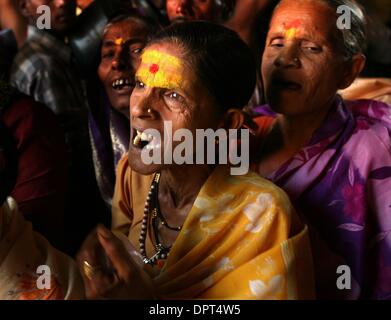 Ottobre 10, 2008 - Saundatti, India - Una vecchia donna Devadasi grida come un segno della sua devozione alla dea Yellamma come ella entra nel tempio Yellamma durante il Yellamma Jatre fesival. (Credito Immagine: Â© Julia Cumes/zReportage.com/ZUMA) Foto Stock