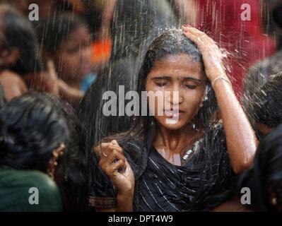 Ottobre 10, 2008 - Saundatti, India - una giovane donna balneazioni in una comune area di balneazione prima di adorare presso il tempio Yellamma durante il Yellamma Jatre fesival. (Credito Immagine: Â© Julia Cumes/zReportage.com/ZUMA) Foto Stock