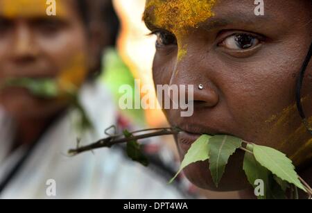 Ottobre 10, 2008 - Saundatti, India - Yellamma adoratori tenere neem lascia loro in bocca come un gesto di devozione alla dea. (Credito Immagine: Â© Julia Cumes/zReportage.com/ZUMA) Foto Stock