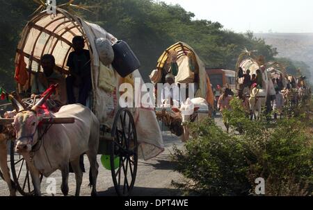 Ottobre 10, 2008 - Saundatti, India - Yellamma adoratori viaggiare dal carrello di giovenco per il tempio Yellamma in Saundatti, India, il primo giorno del Yellamma Jatre. (Credito Immagine: Â© Julia Cumes/zReportage.com/ZUMA Premere) Foto Stock