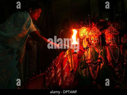 Ottobre 10, 2008 - Saundatti, India - Una donna Devadasi adora la dea Yellamma, a un tempio nel Maharashtra, India. (Credito Immagine: Â© Julia Cumes/zReportage.com/ZUMA) Foto Stock