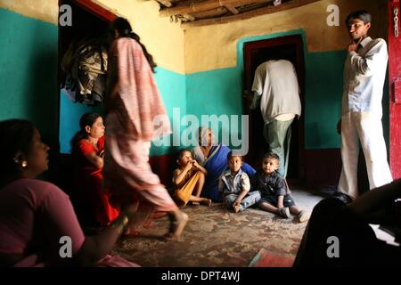 Ottobre 10, 2008 - Saundatti, India - un giovane uomo discute un prezzo con Devadasi, Yellawwa Harjn (estrema sinistra) in un bordello nel Gokak, India. (Credito Immagine: Â© Julia Cumes/zReportage.com/ZUMA) Foto Stock