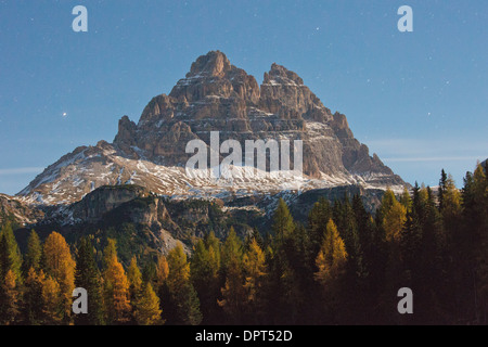Le Tre Cime di Lavaredo o Drei Zinnen, si vede attraverso il Lago di Misurina di notte. Dolomiti, nord Italia. Foto Stock