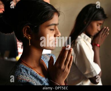 Ottobre 10, 2008 - Saundatti, India - Akshata Jivoji (sinistra) e Malashri Kamble eseguire le loro preghiere del mattino nella loro camera di ostello a Vimochana Sangha la scuola per i bambini di Devadasis. (Credito Immagine: Â© Julia Cumes/zReportage.com/ZUMA) Foto Stock